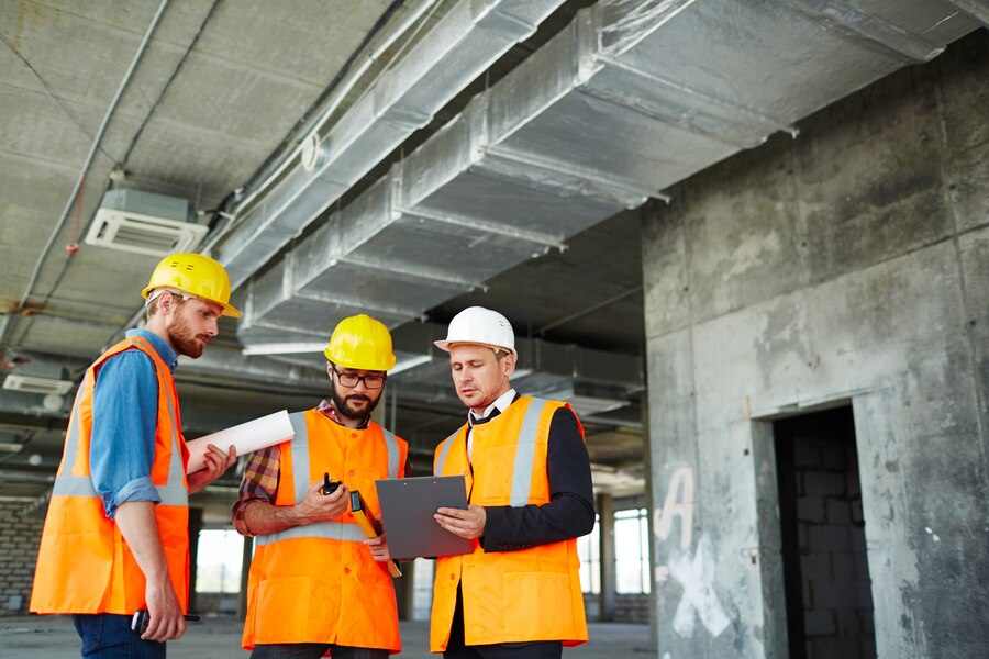 Wet basement: A team of highly experienced technicians and engineers is discussing a crack-related problem.